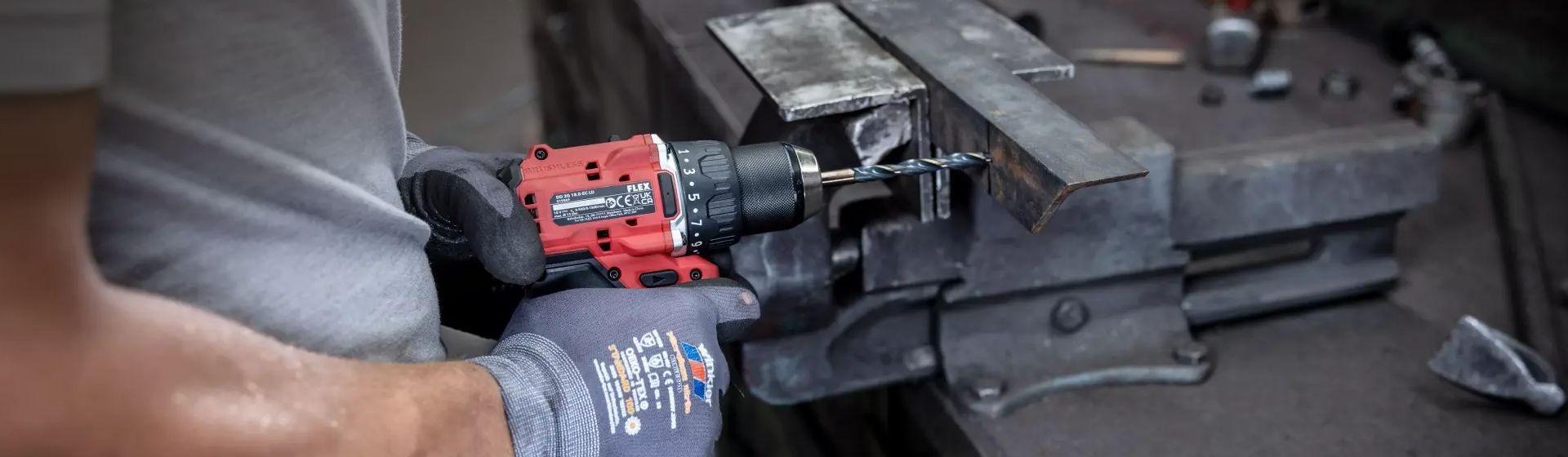 Handwerker bei Arbeiten mit einem Flex Bohrer an einem Metallprofil bild