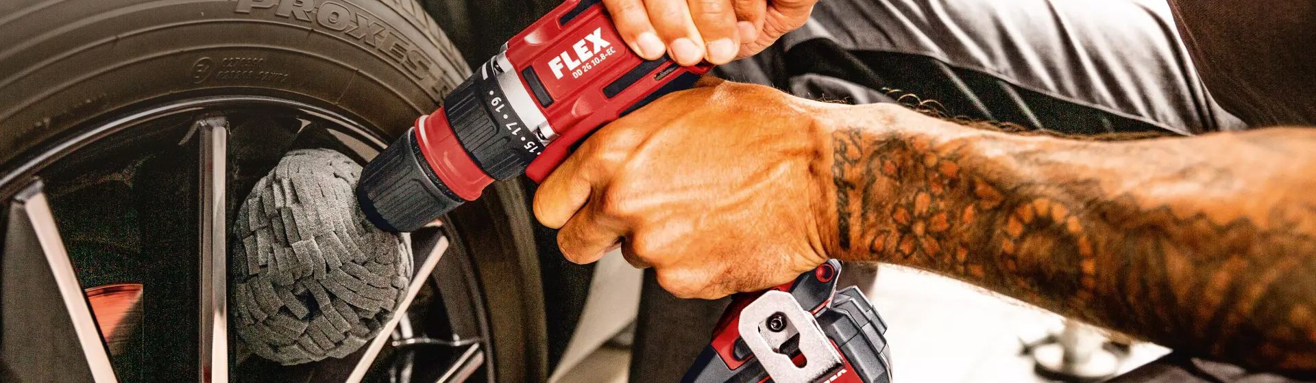 Flex Bohrschrauber in Aktion bei Arbeiten an einem Reifen bild