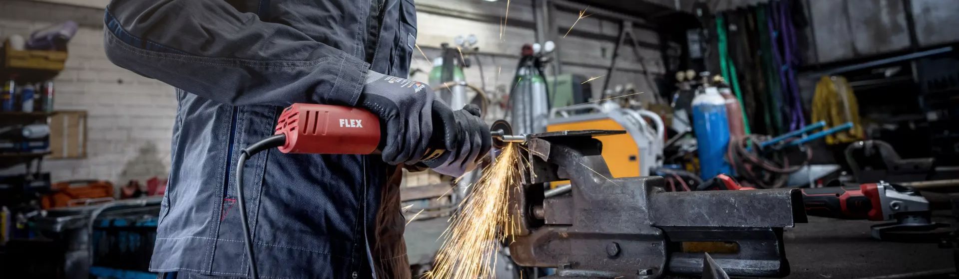 Flex Geradschleifer in Aktion bei der Bearbeitung eines Metallteils bild