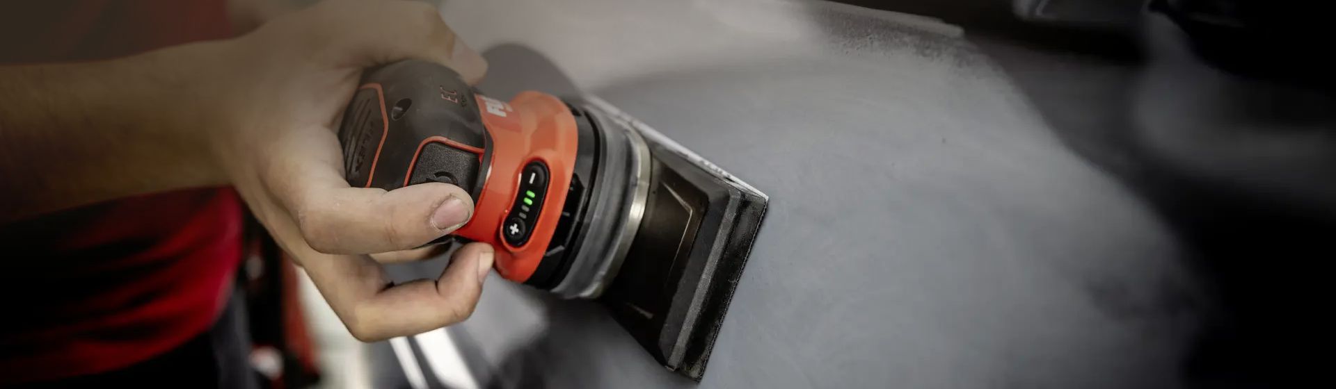 Flex Schwingschleifer in Aktion beim Bearbeiten einer grauen Fläche bild