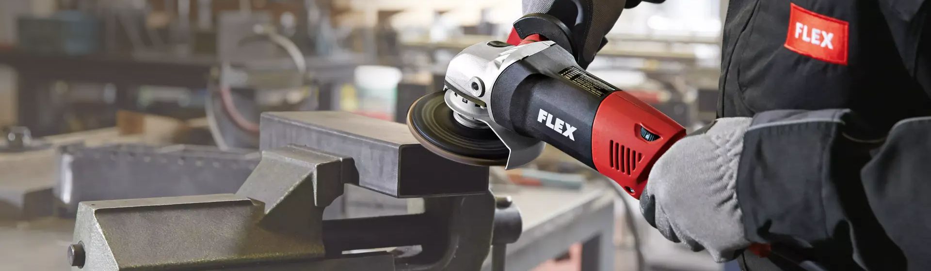 Flex Winkelschleifer in Aktion beim Bearbeiten eines Metallprofils bild