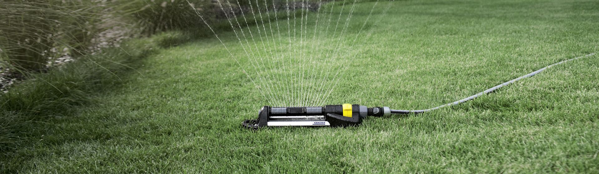 Kärcher Regner auf einer Rasenfläche bild