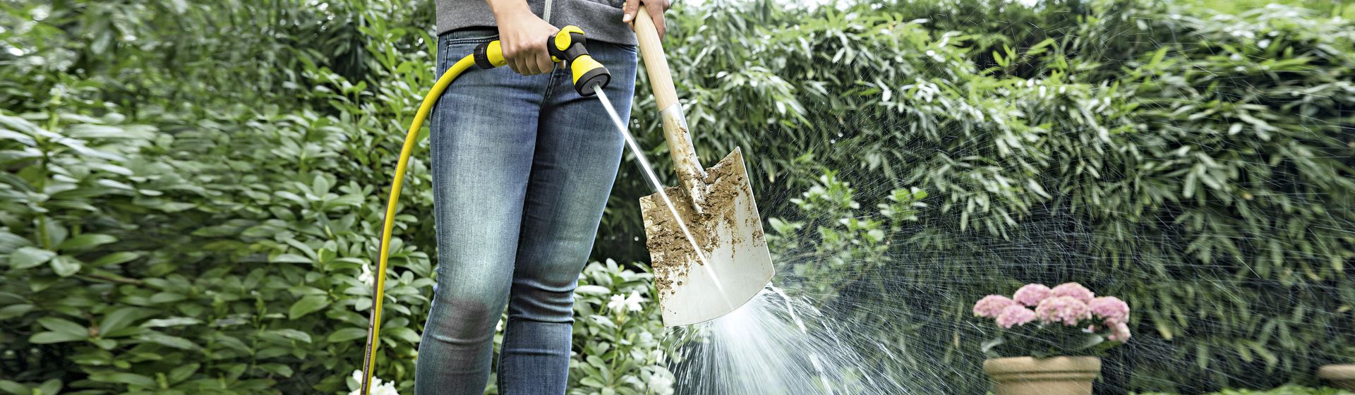 Kärcher Gartenbrause bei der Spaten-Reinigung bild