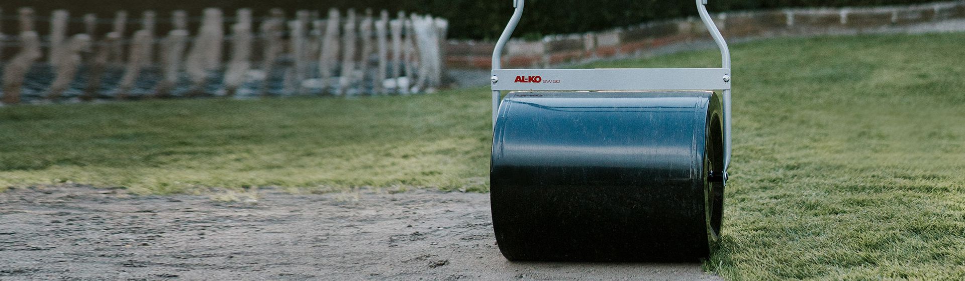 Alko Gartenwalze in einem Garten stehend bild