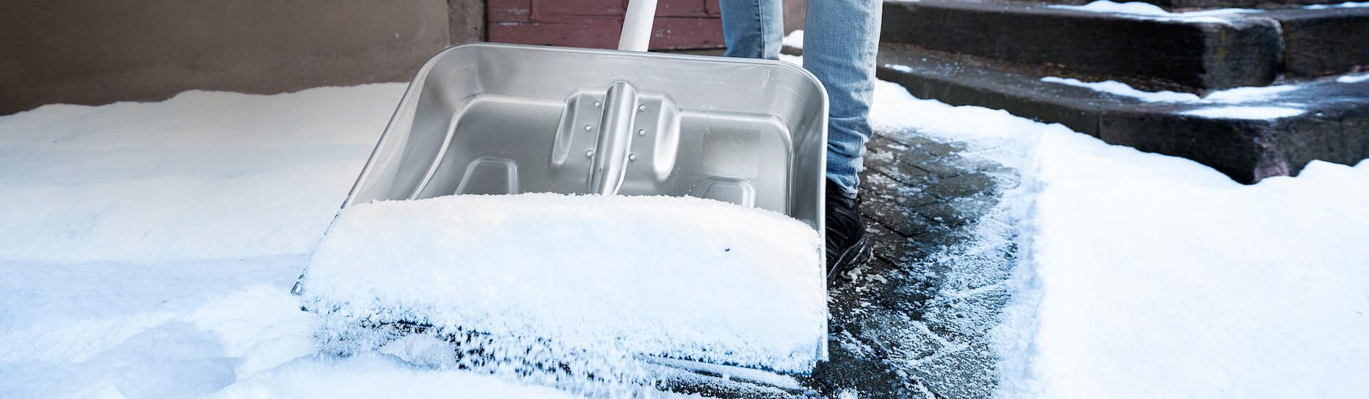 Schneeschaufel von SHW Schmiedetechnik in Aktion bild