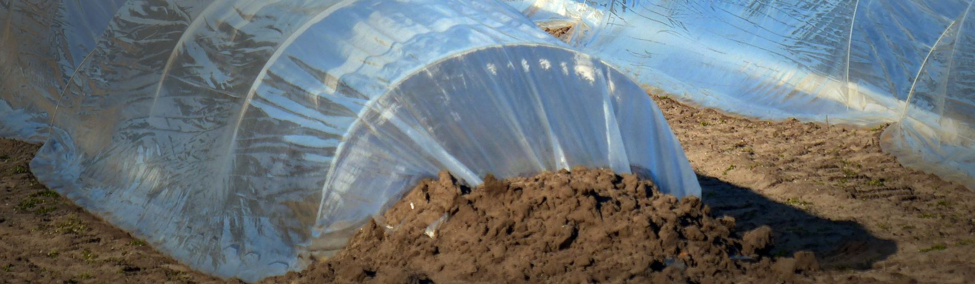 Abdeckplane auf einem Acker bild