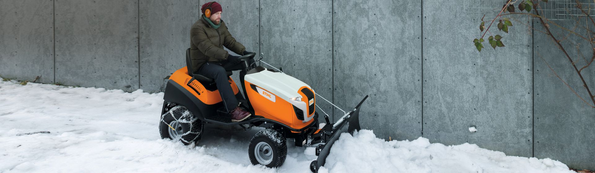 Stihl Rasentraktor mit Schneeräumschild im Winterdienst bild