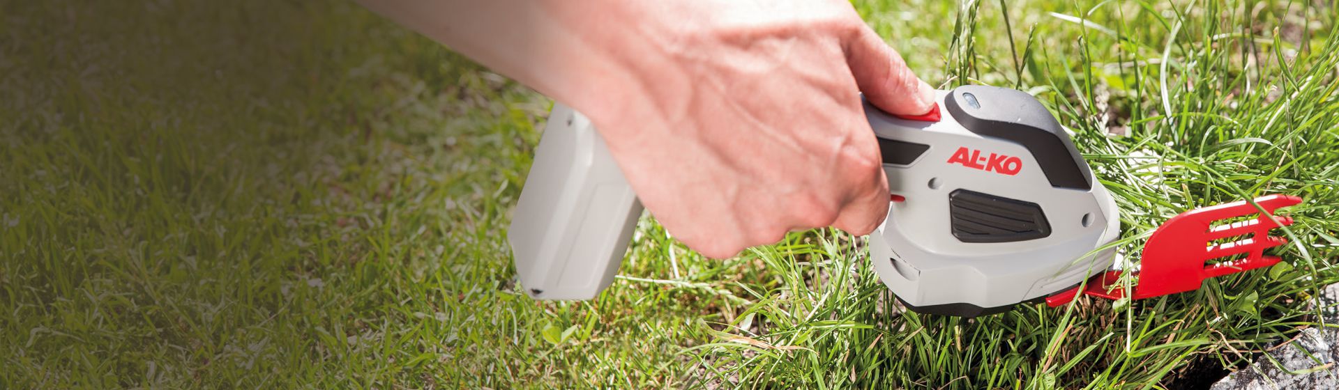 Alko Akku Grasschere in Nahaufnahme bei der Rasenpfelge bild