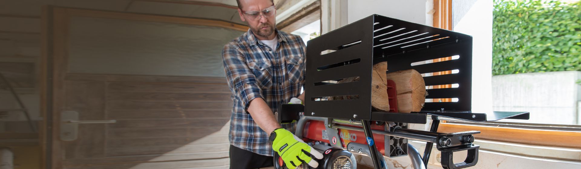 Handwerker beim Holzspalten mit einem Holzspalter von Alko bild
