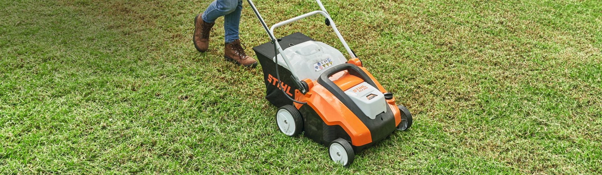 Stihl Rasenlüfter in Aktion bild