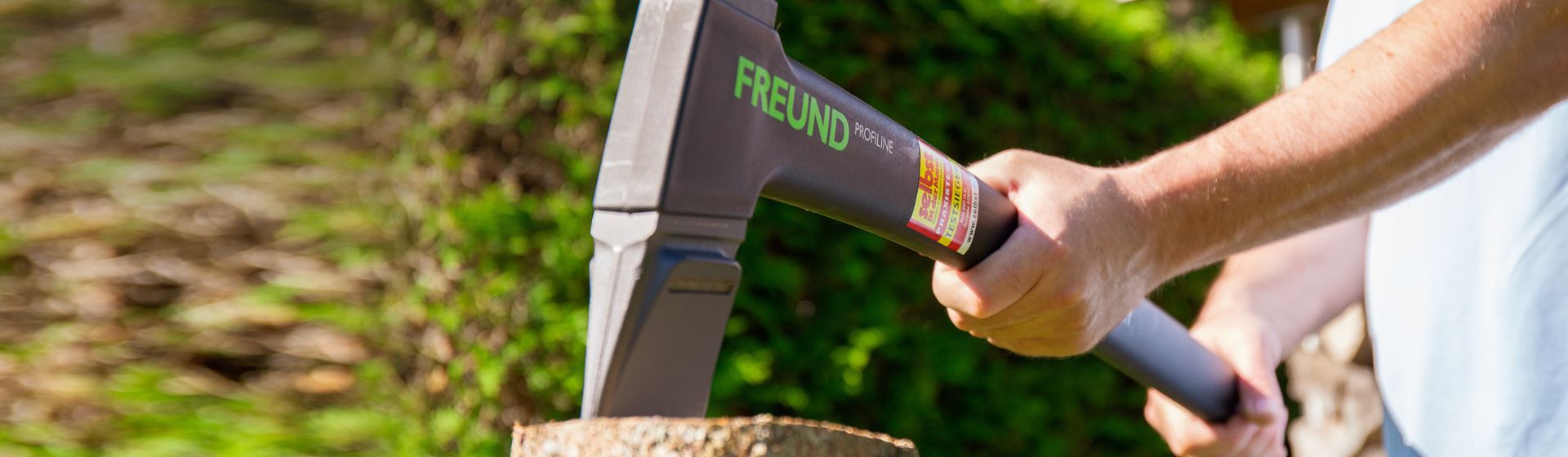 Freund Victoria Beil in Nahaufnahme beim Holzhacken bild