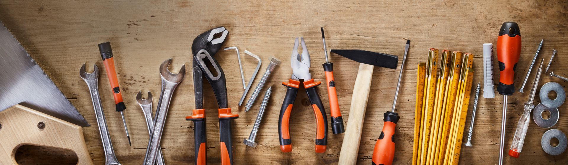 Verschiedene Handwerkzeuge auf einer Werkbankplatte aus Holz liegend bild