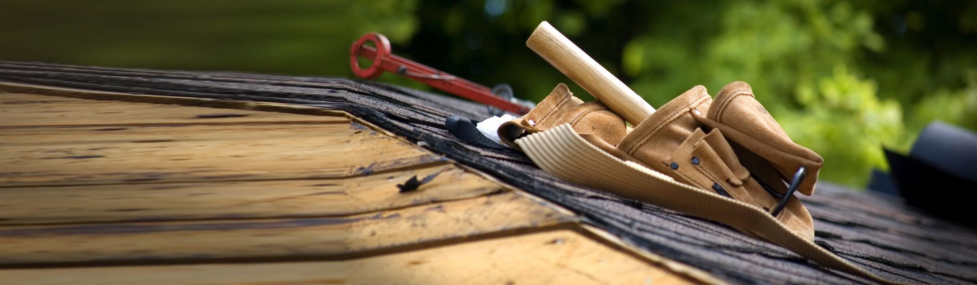 Werkzeugtasche mit Dachdeckerwerkzeug auf einem Dach bild