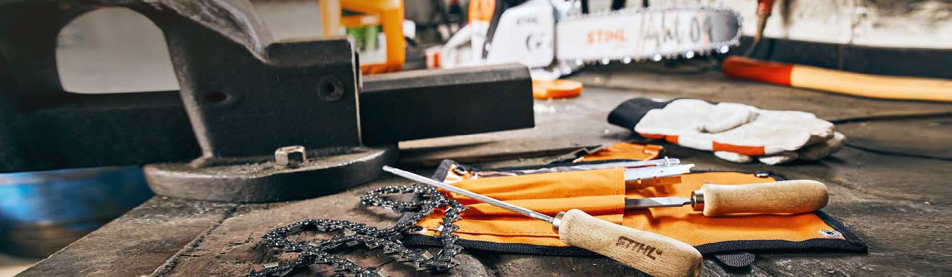 Stihl Feile und weitere Stihl Handwerkzeuge liegend auf einer Werkbank bild