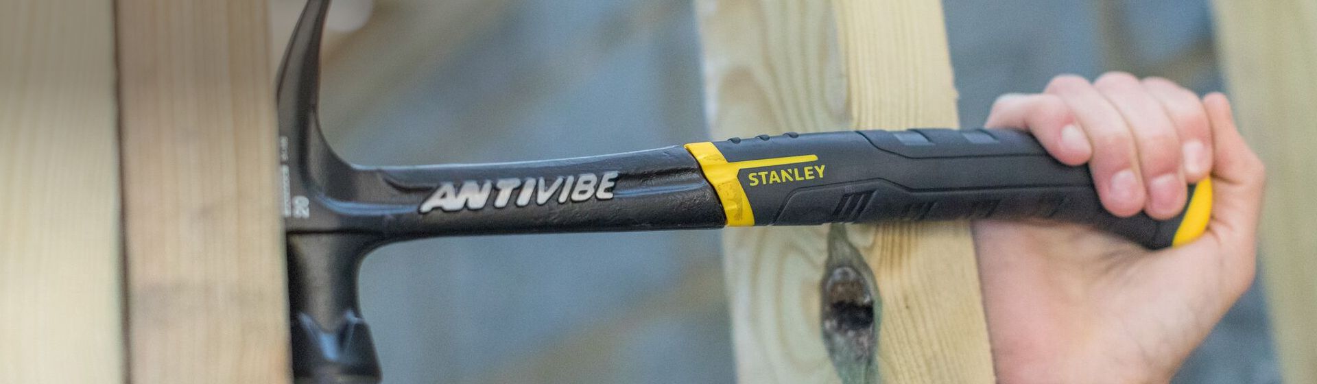 Schwarzer Hammer mit Antivibe Technologie von Stanley bild