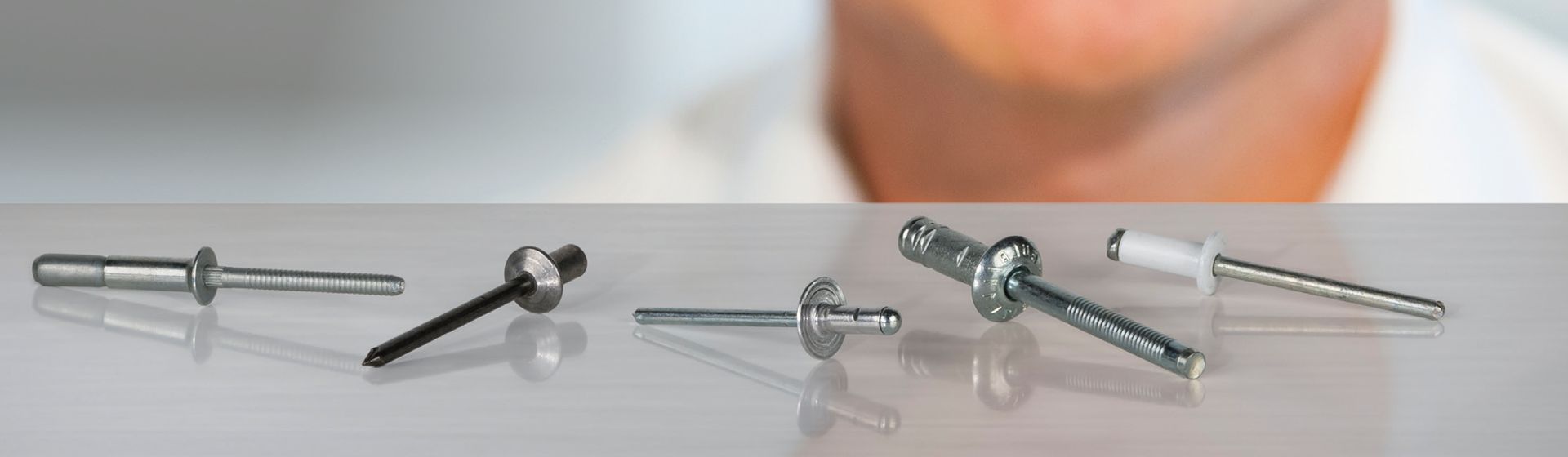 5 Gesipa Blindnieten nebeneinander liegend auf einer hellgrauen Fläche bild