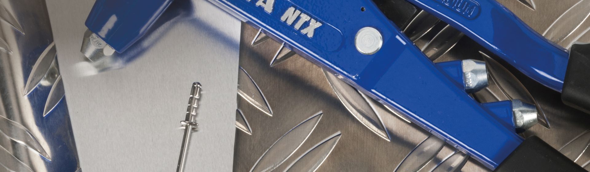 Gesipa Handnietzange und Blindniet in Nahaufnahme bild