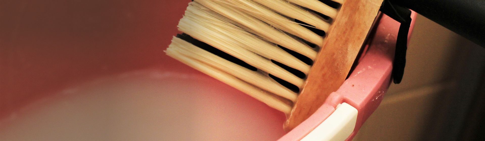 Roter Eimer mit Leim und Pinsel bild