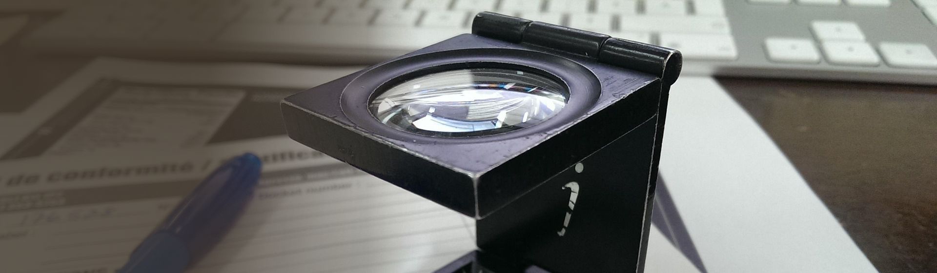 Schwarze Lupe auf einem Blatt Papier bild