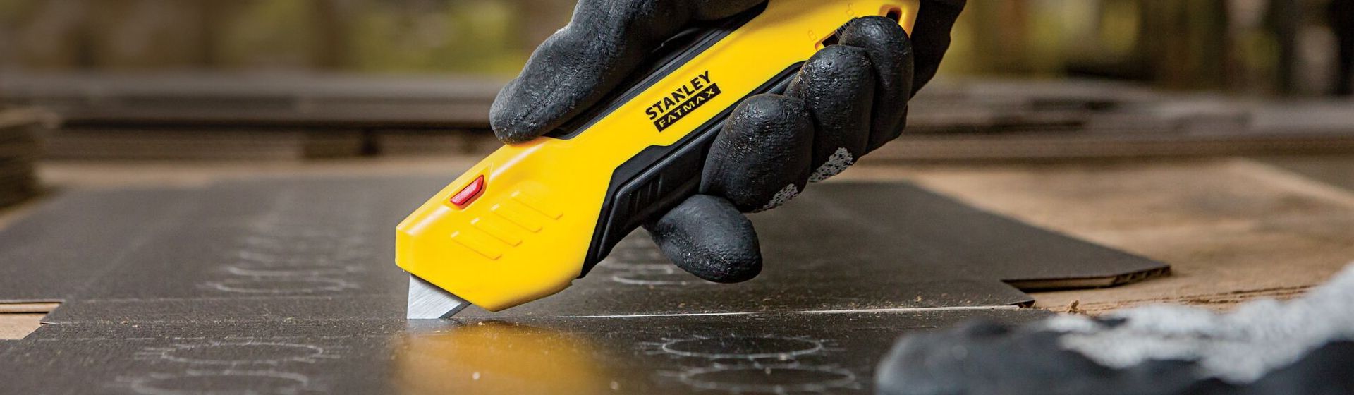 Schwarz-gelbes Sicherheitmesser von Stanley FatMax im Einsatz bild