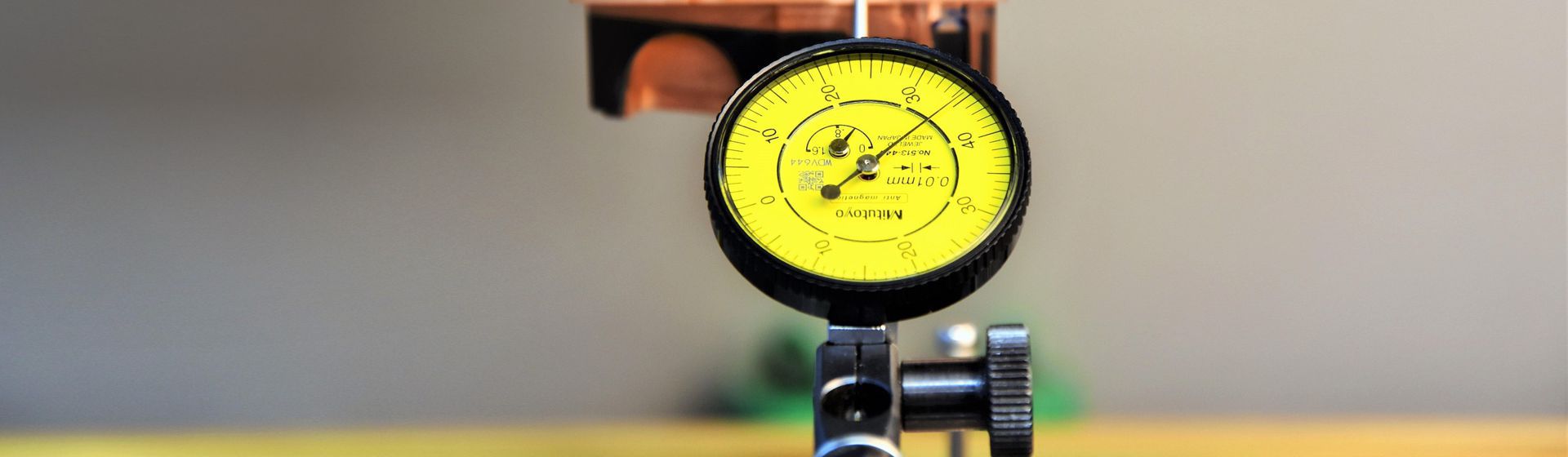 Gelbe Messuhr an einer Zuleitung befestigt bild