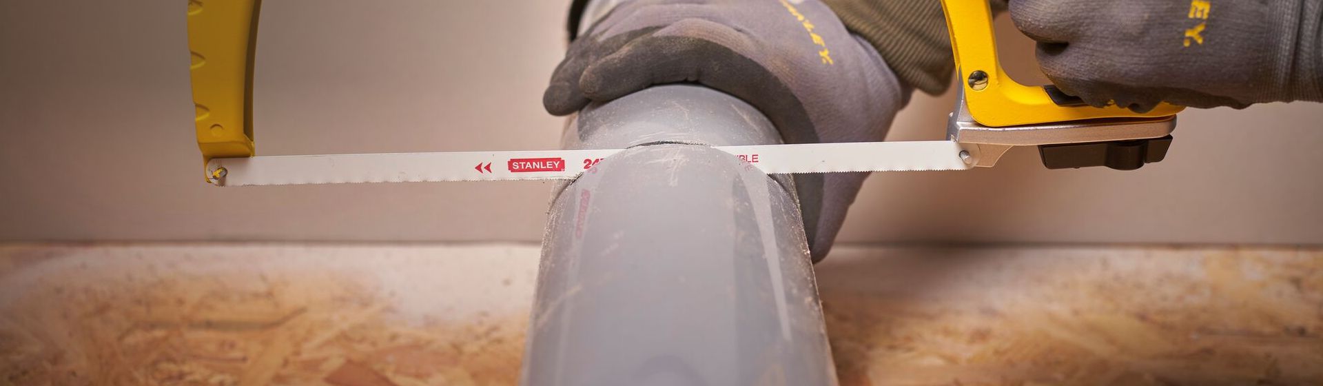 Sägeblatt an einer Bügelsäge von Stanley bild