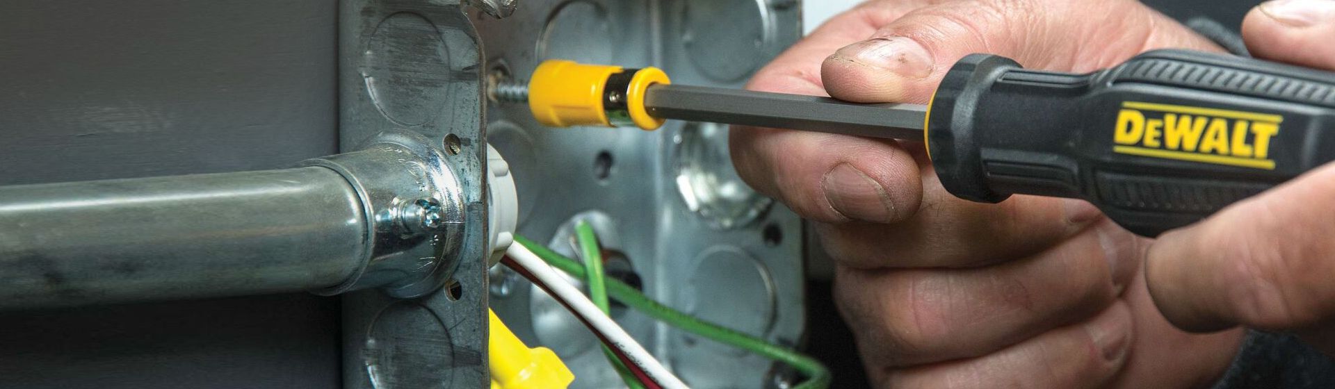 Dewalt Schraubendreher beim Eindrehen einer Schraube bild