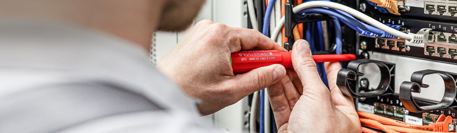 PB Swiss Tools Elektronik Schraubendreher im Einsatz bild