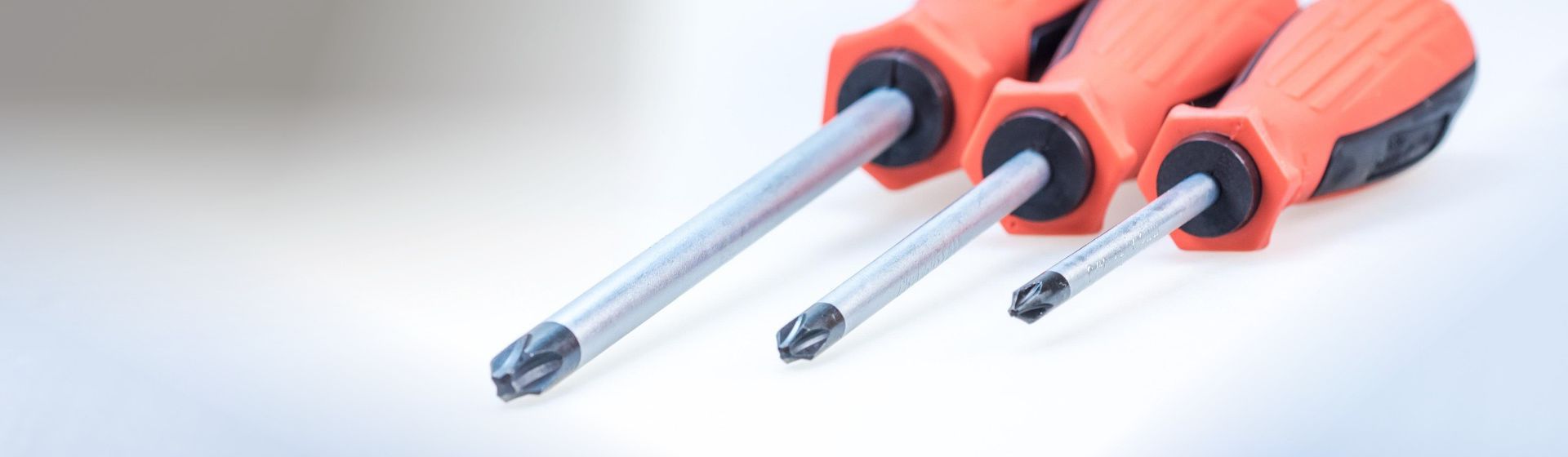 Drei Kreuzschlitz Schraubendreher nebeneinander liegend bild