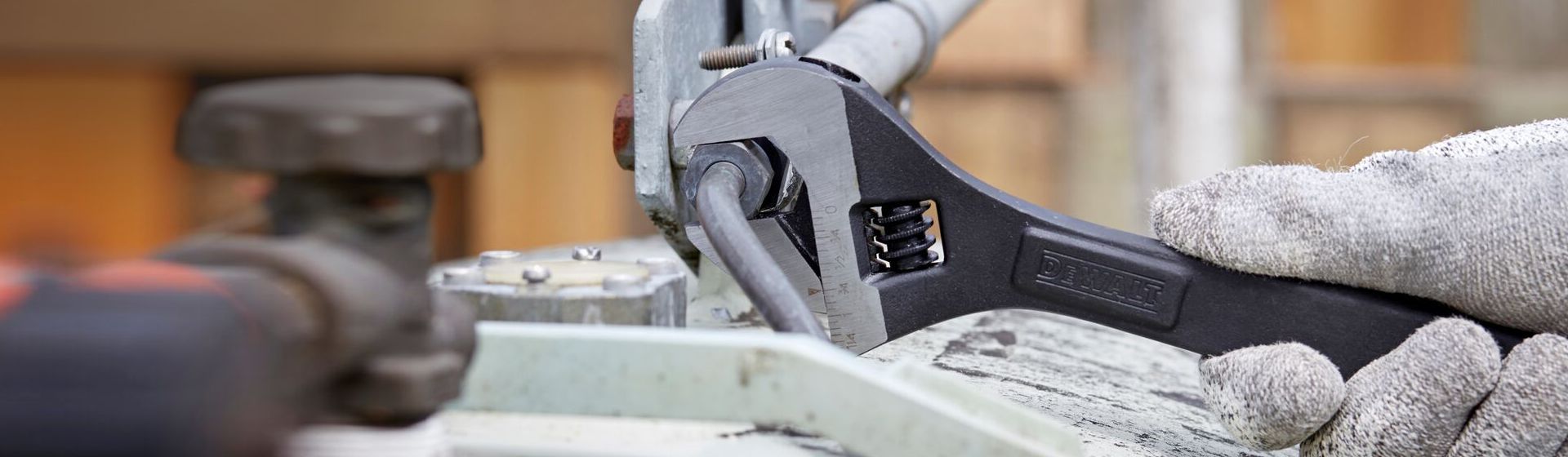 Dewalt Schraubenschlüssel in Aktion bild