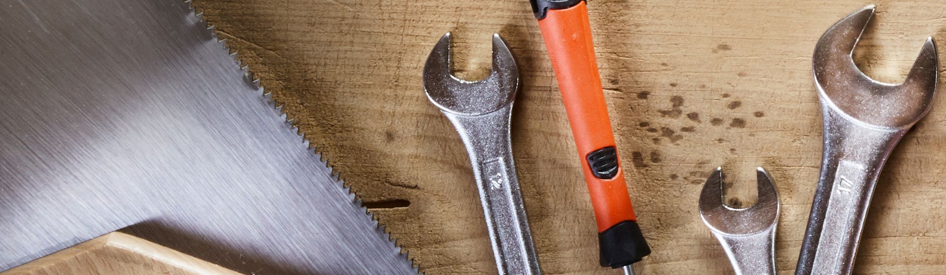 Verschiedene Handwerkzeuge auf einer Werkbankplatte aus Holz liegend bild