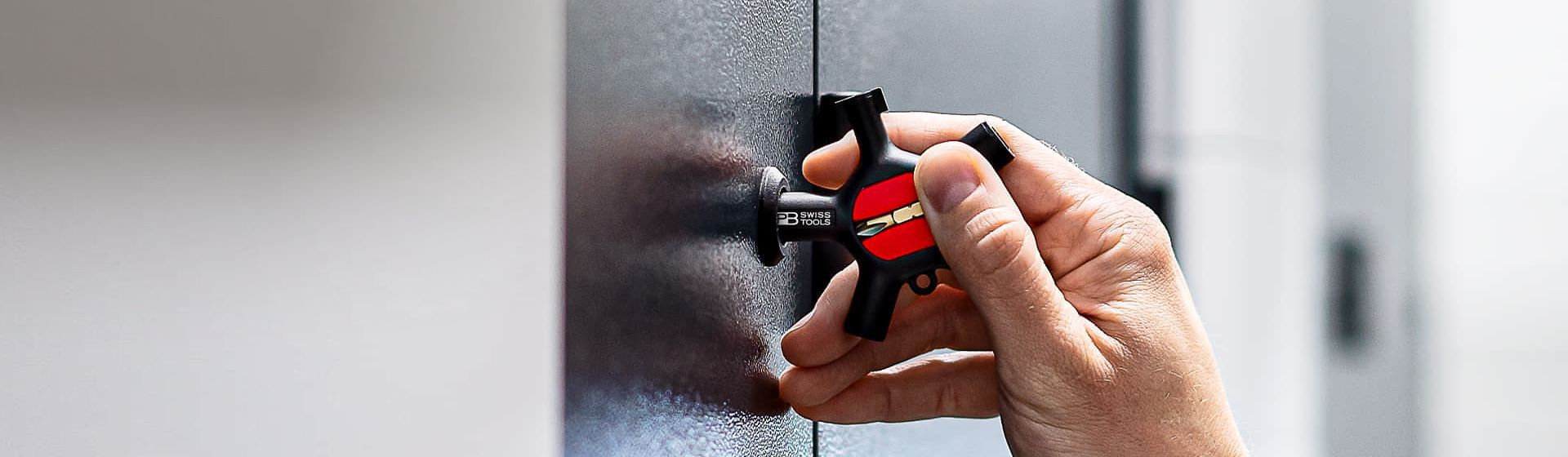 Rot-schwarzer Schaltschrankschlüssel von PB Swiss Tools bild