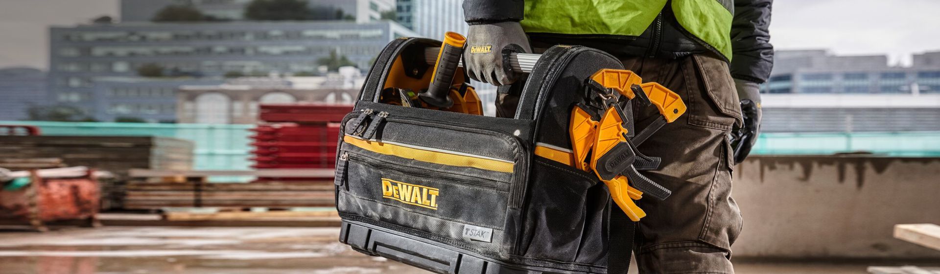 Dewalt Werkzeugkoffer mit Werkzeugen getrangen von einem Handwerker in Nahaufnahme bild