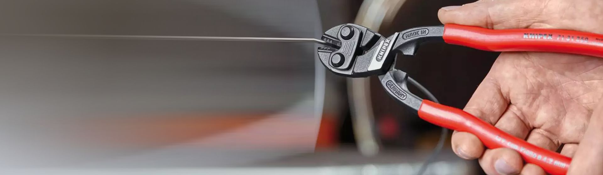 Knipex Bolzenschneider in Aktion bild
