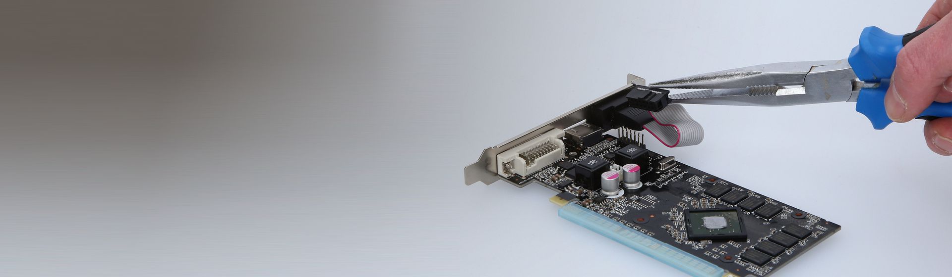 Brilliant Tools Langbeckzange in Aktion bild