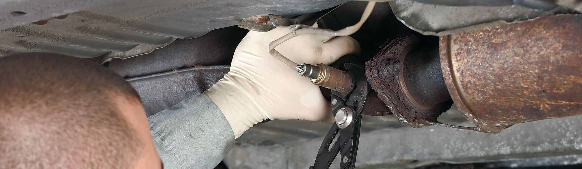 Dewalt Rohrzange bei der Rohrmontage bild