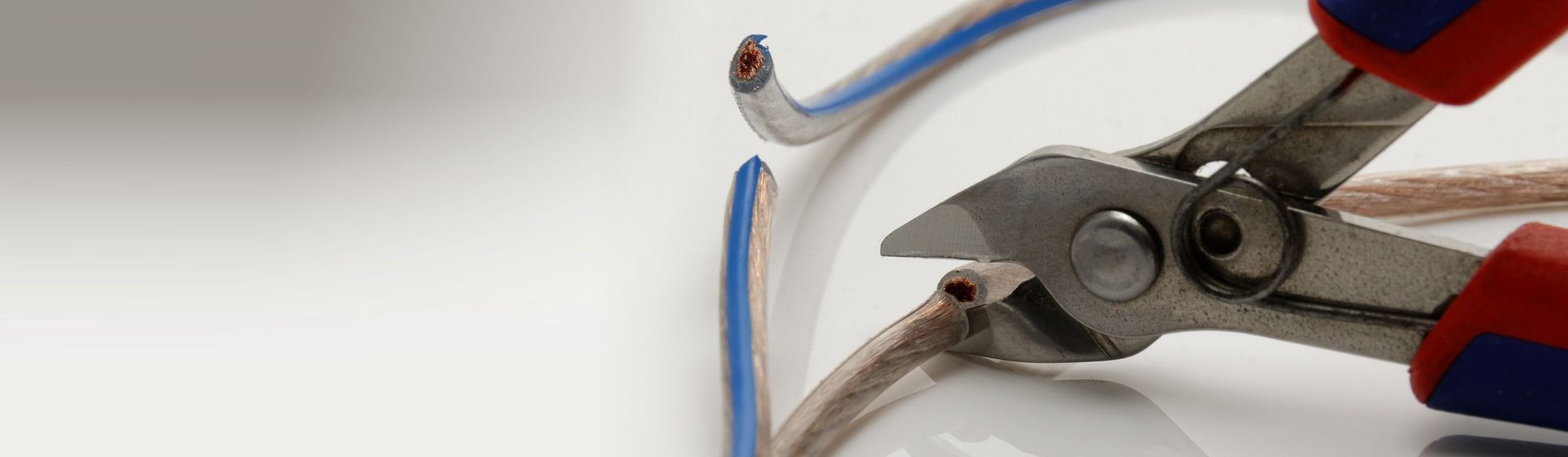 Seitenschneider beim Durchtrennen eines Kabels bild