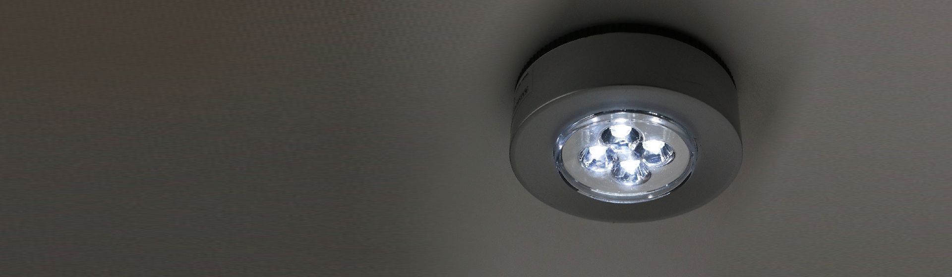 Silbergraue LED Einbauleuchte montiert an einer grauen Decke bild