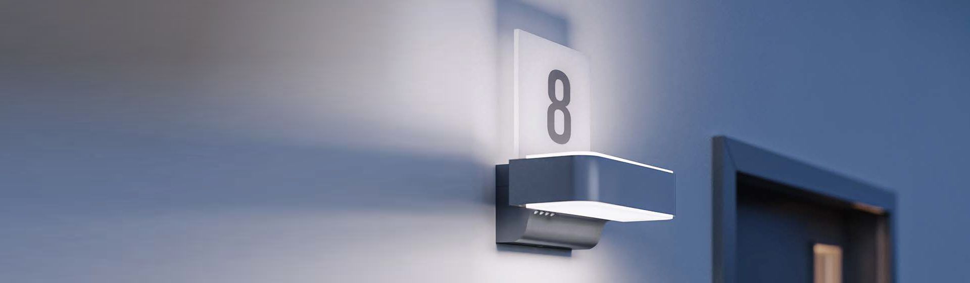 Steinel Sensor-Hausnummernleuchte montiert an einer Hauswand bild