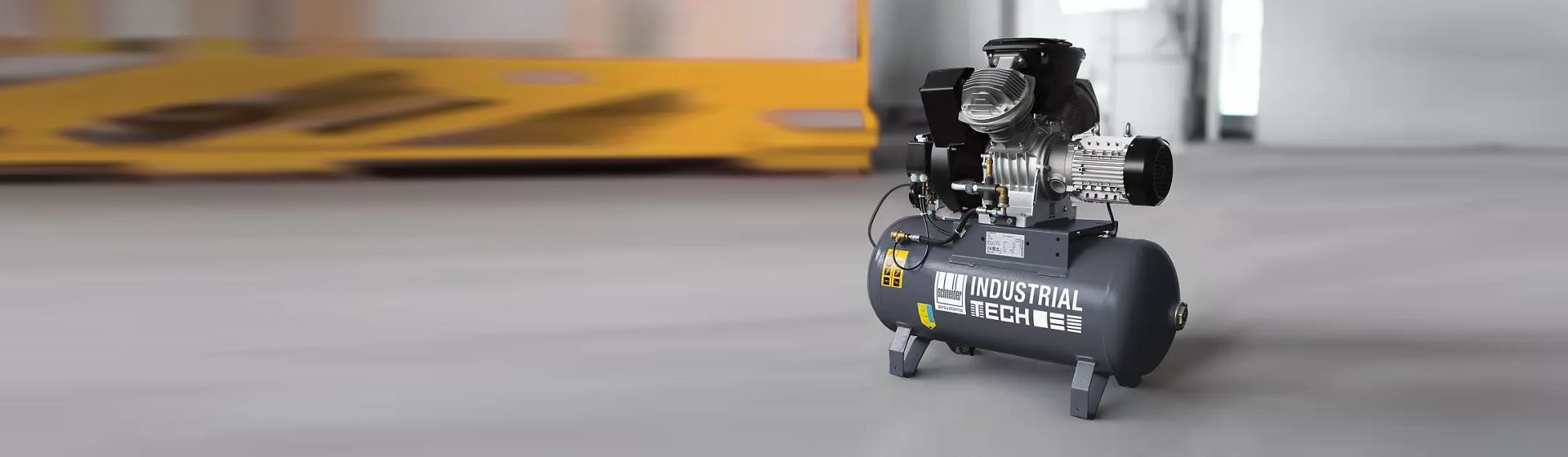 Schneider Druckluft Kompressor in einer Industriehalle stehend bild