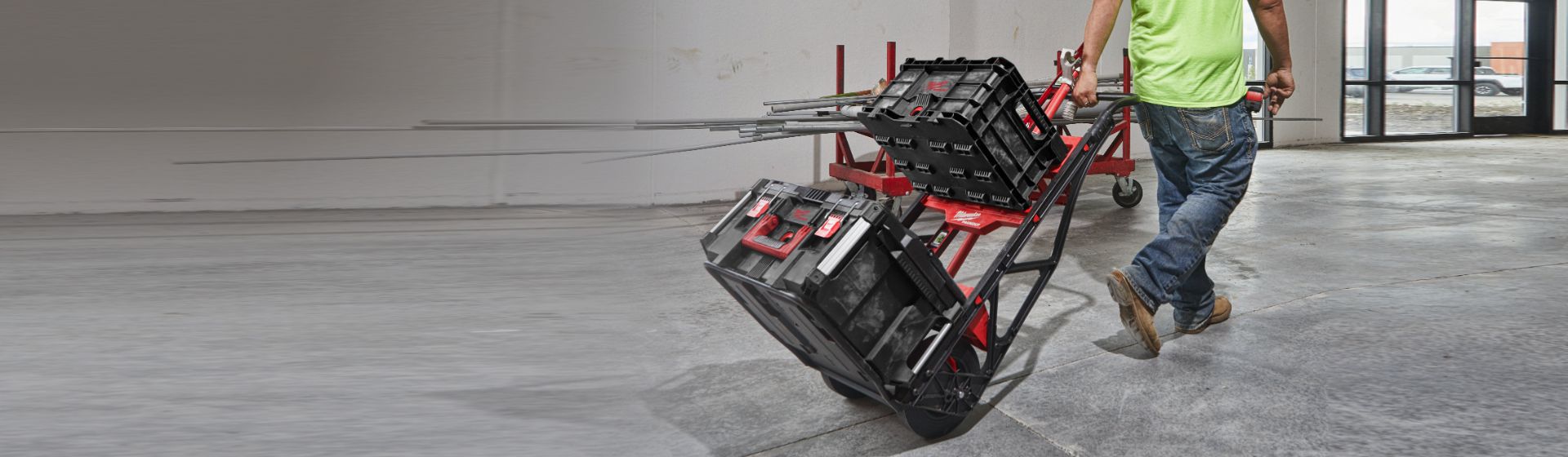 Milwaukee Packout Multifunktions Transportkarre im Einsatz beim Transport von Werkzeugen bild