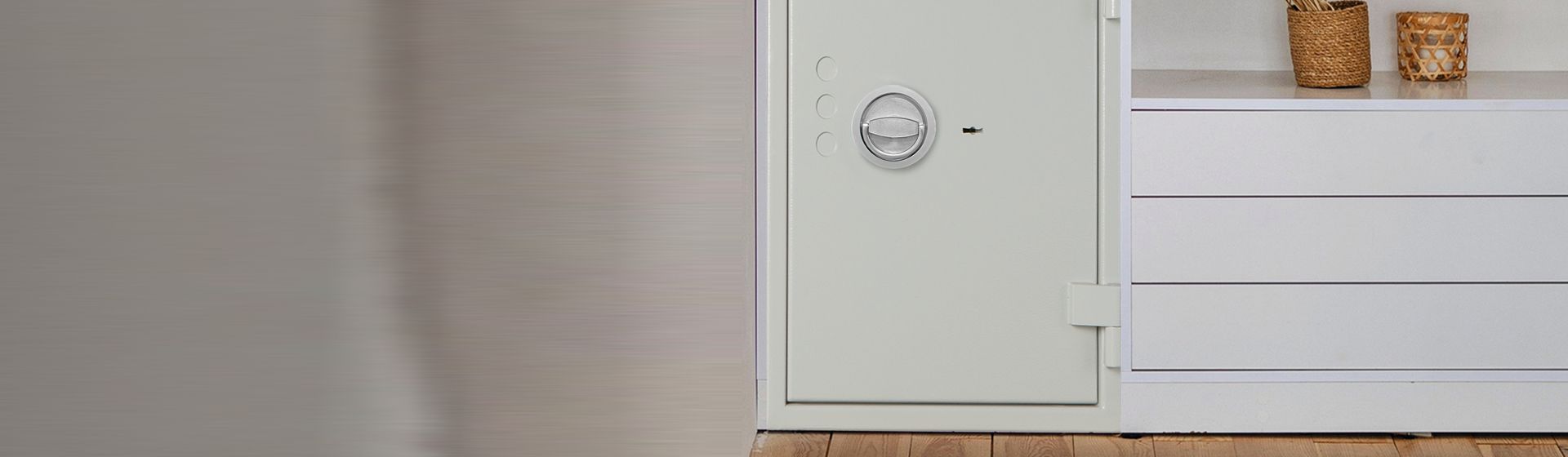 Weißer Tresor von Format verbaut in einem Kleiderschrank bild