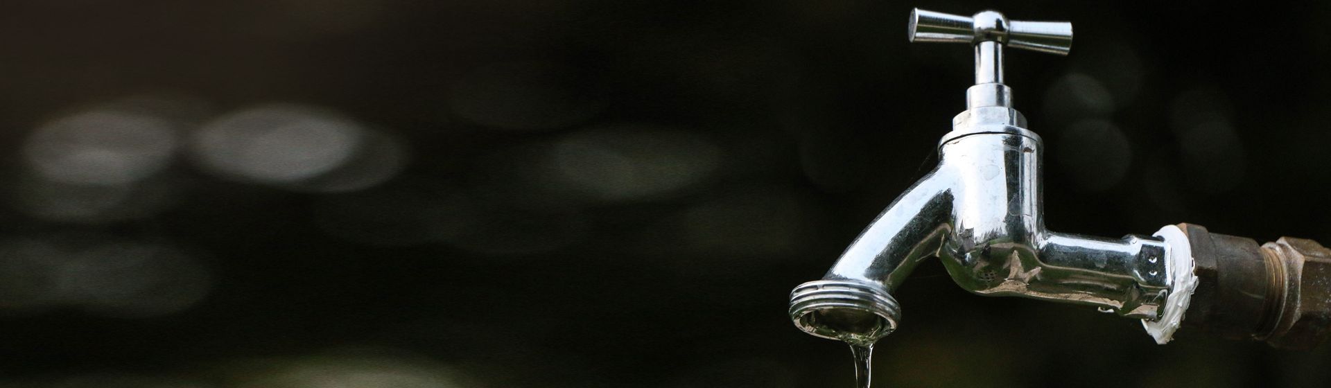 Silberfarbenes Auslaufventil in Betrieb bild