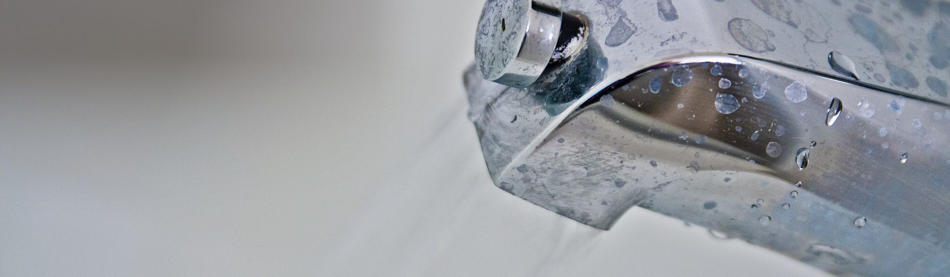 Silberfarbener Wasserhahn in Betrieb in Nahaufnahme bild