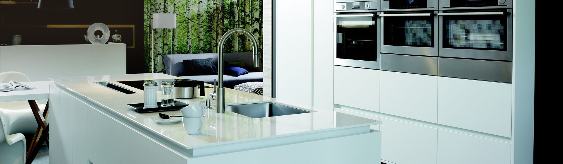 Blick auf die Spüle in einer modernen Küche bild