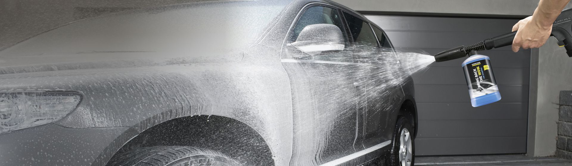 Kärcher Autoshampoo 3-in-1 RM 610 im Einsatz bei der Reinigung eines Autos mit dem Hochdruckreiniger bild