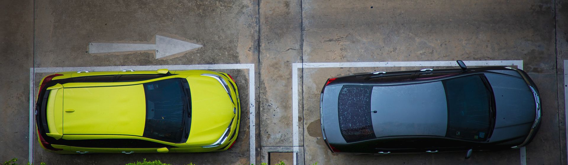 Neongelbes und blaues Auto auf einem Parkplatz an der Seite einer Straße stehend bild