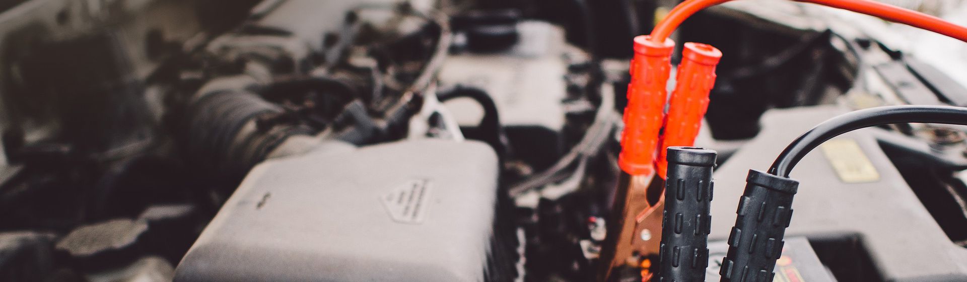 An einer Autobatterie angeschlossenes Ladekabel in Nahaufnahme bild