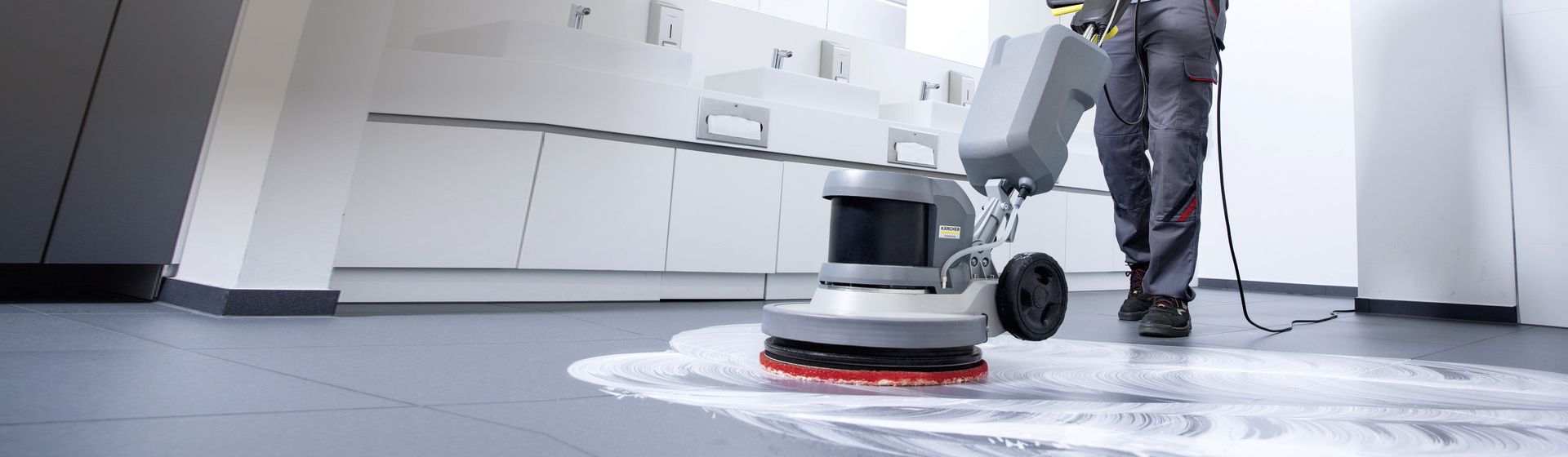 Kärcher Professional Bodenreinigungsmaschine in Aktion bild