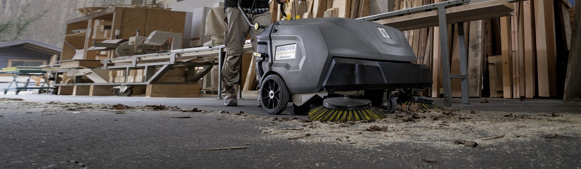 Kärcher Aufsitz-Kehrmaschine in Aktion bild